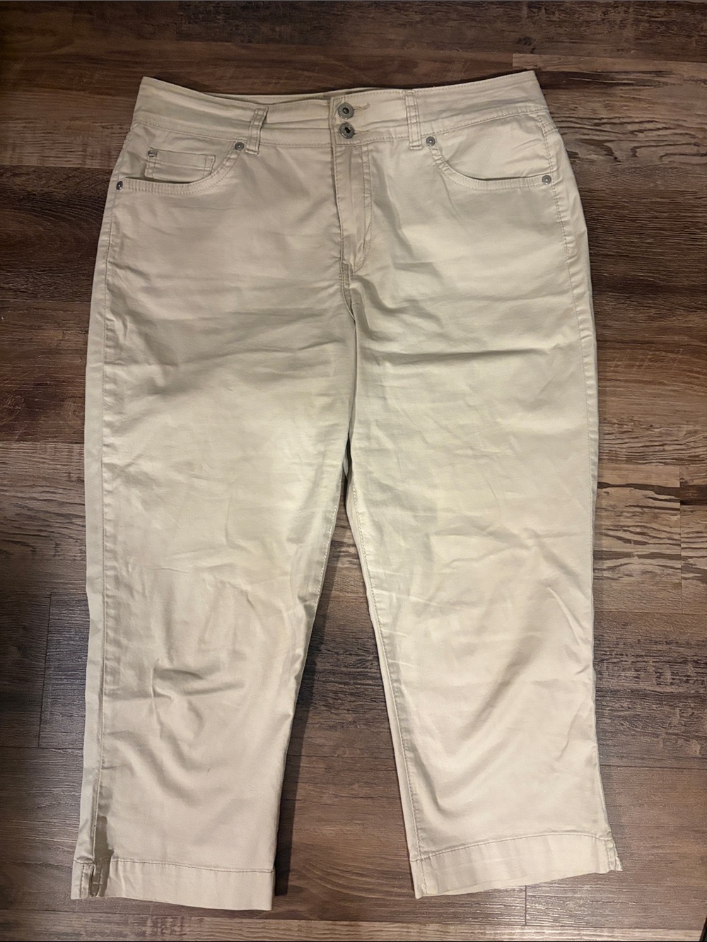 Bandolino Women's Cropped Capris in Light Beige